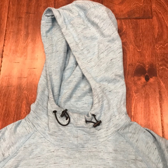 Light blue hoodie that’s very soft to the touch - Picture 2 of 4